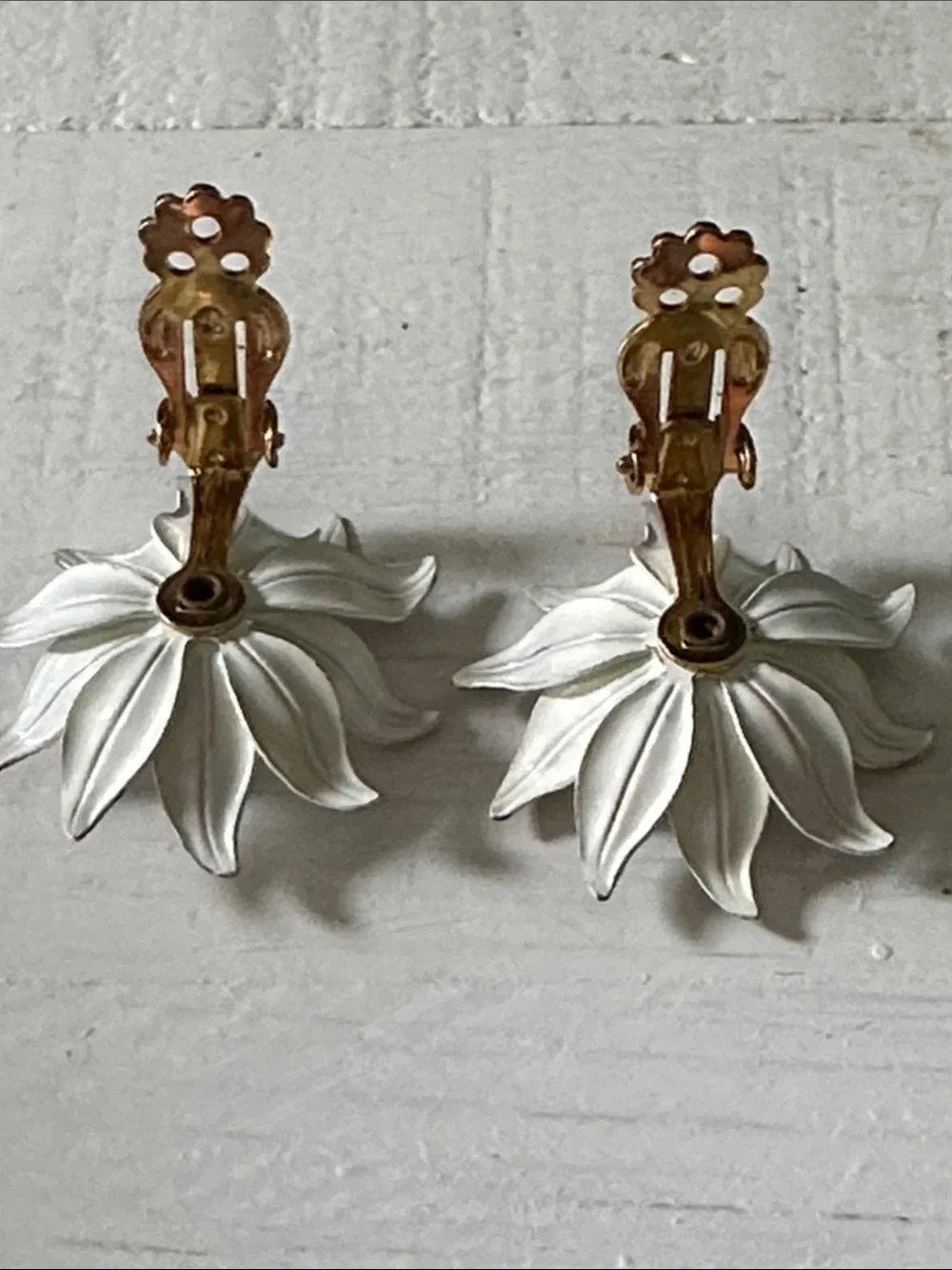 Women’s Vintage White & Rust Flower Clip-On Earrings One Pair